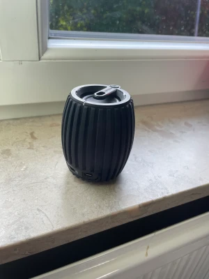 Högtalare Philips  - Högtalare med som har några år på nacken, men den funkar. Aux och bluetooth. 