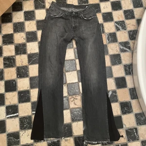 Nudie Jeans Flared - Köpta nya på Nudie Jeans, sedan tagen till en skräddare för att ge dem en flare. Grovt använda därav priset. Sömnen har även gått upp på en av benen, se bild 3.