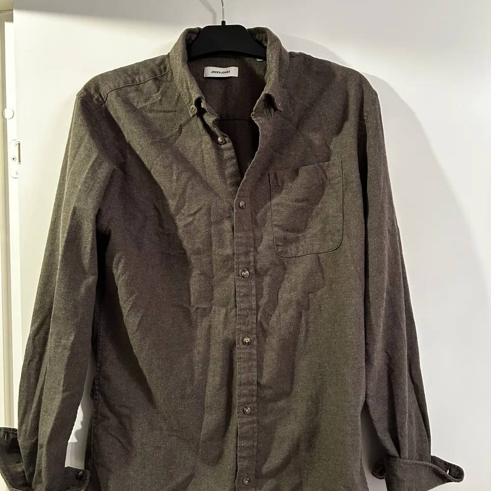 En mörk grön jack & jones kashmir skjorta storlek (L). Skjortor.