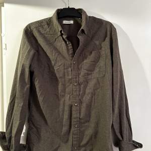 En mörk grön jack & jones kashmir skjorta storlek (L)