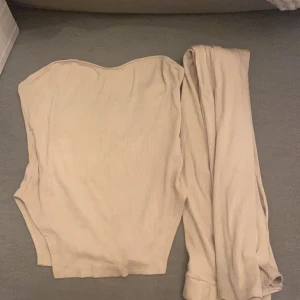 Topp och byxor sett - Ett beiged sett i storlek M💗