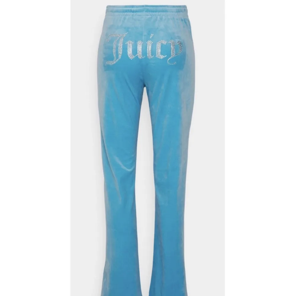 Säljer mina juicy couture byxor i färgen turkos. Köpt på rea för 500kr så säljer dem därför billigt. . Jeans & Byxor.