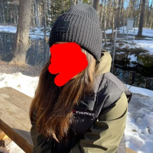 Acne mössa - Kollar intresset för min acne mössa! Använd under en vinter. Köpt från deras egna hemsida för 1500kr. 