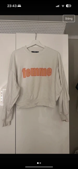 Sweatshirt  - vit sweatshirt från Bikbok❤️‍🔥 säljer billigt