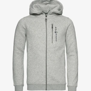Sail racing hoodie - Intressekoll om någon skulle vilja köpa min gråa sail racing hoodie i storlek 160. Fint skick!