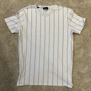 Randig t-shirt - Randig t-shirt i fint skick. Skönt material.