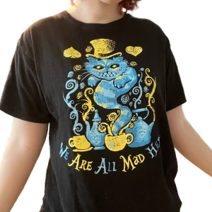 Alice i underlandet cheshire T-shirt  - Alice i underlandet T-shirt cheshire T-shirt med text ”we are all mad here” trippy och scene