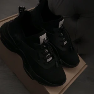 Steve madden sneakers  - Dessa par skor har jag fått i present, säljes då de är för små för mig. Passar perfekt till någon som har str 36 då modellen är liten i storleken. Använd endast en gång