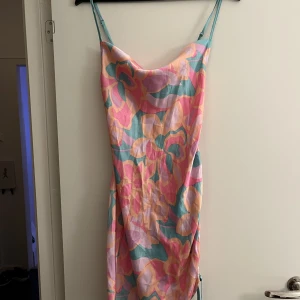 Färgglad klänning  - Oanvänd färgglad klänning 