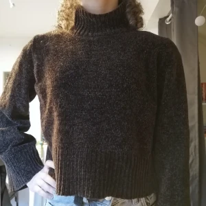 Stickad tröja mörkbrun - En superfin och mysig tröja till hösten. I ett jättemjukt och skönt material i en mörkbrun färg, med polokrage och vida ärmar. Från Gina tricot i storlek XS. 