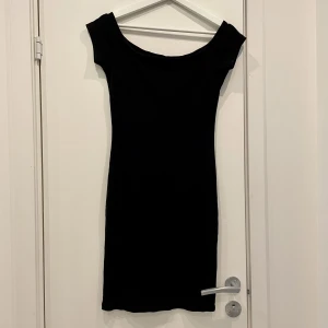 Off shoulder klänning - Svart off shouldee klänning🌶️