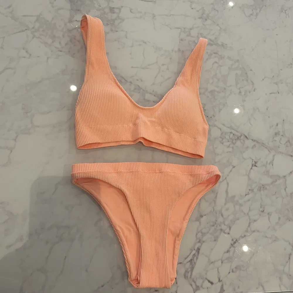 Jättefin bikini i en orange/rosa peachfärg🍑 Tyvärr för liten för mig😩. Övrigt.