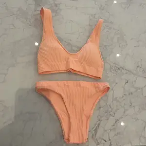 Jättefin bikini i en orange/rosa peachfärg🍑 Tyvärr för liten för mig😩