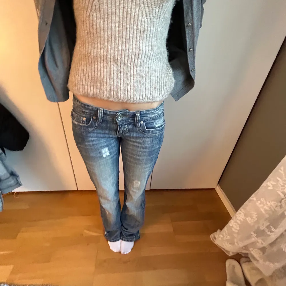 Säljer jättefina ltb jeans som tyvärr är för långa för mig och inte riktigt passar mig. Skriv för fler bilder💕använda endast en gång. Jeans & Byxor.