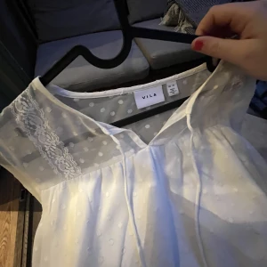 Vila blus  - Säljer denna skit populära och fina blus från vila. Köpt för 349, använt ca 2 ggr. Kontakta för frågor eller annat, pris kan alltid pratas 🥳