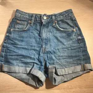 Jätte snygga jeans shorts i storlek 32! Helt oanvända då de är lite små för mig. Högmidjade/mid waisted men ändå skit snygga. Ny pris 250! Säljer nu för 59 kr helt nya❤️