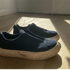 Eytys skor - Säljer mina fina eytys som jsg köpte här på Plick (lånade bilder av hon jag köpte de av) men som jag knappt använt då dem var lite för stora. Fint skick, dem är använda men fortfarande bra skick på dem. Skriv för fler  bilder! As snygga nu till hösten