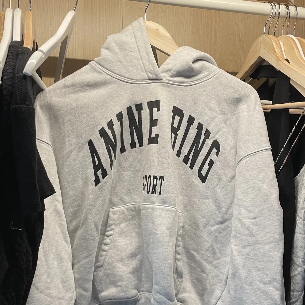 Säljer denna trendiga hoodie köpt second hand för 1000kr. Mitt pris 600kr + frakt❤️ Storlek S. Hoodies.