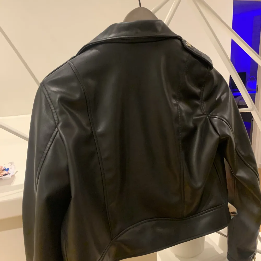 Zara jacka köpte i 2022, är inte använd mycket mest hängt i garderoben💕. Jackor.