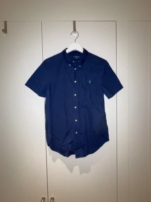 Kortärmad Ralph luren skjorta  - Mycket bra skick hör av er för fler bilder eller om ni har några frågor 