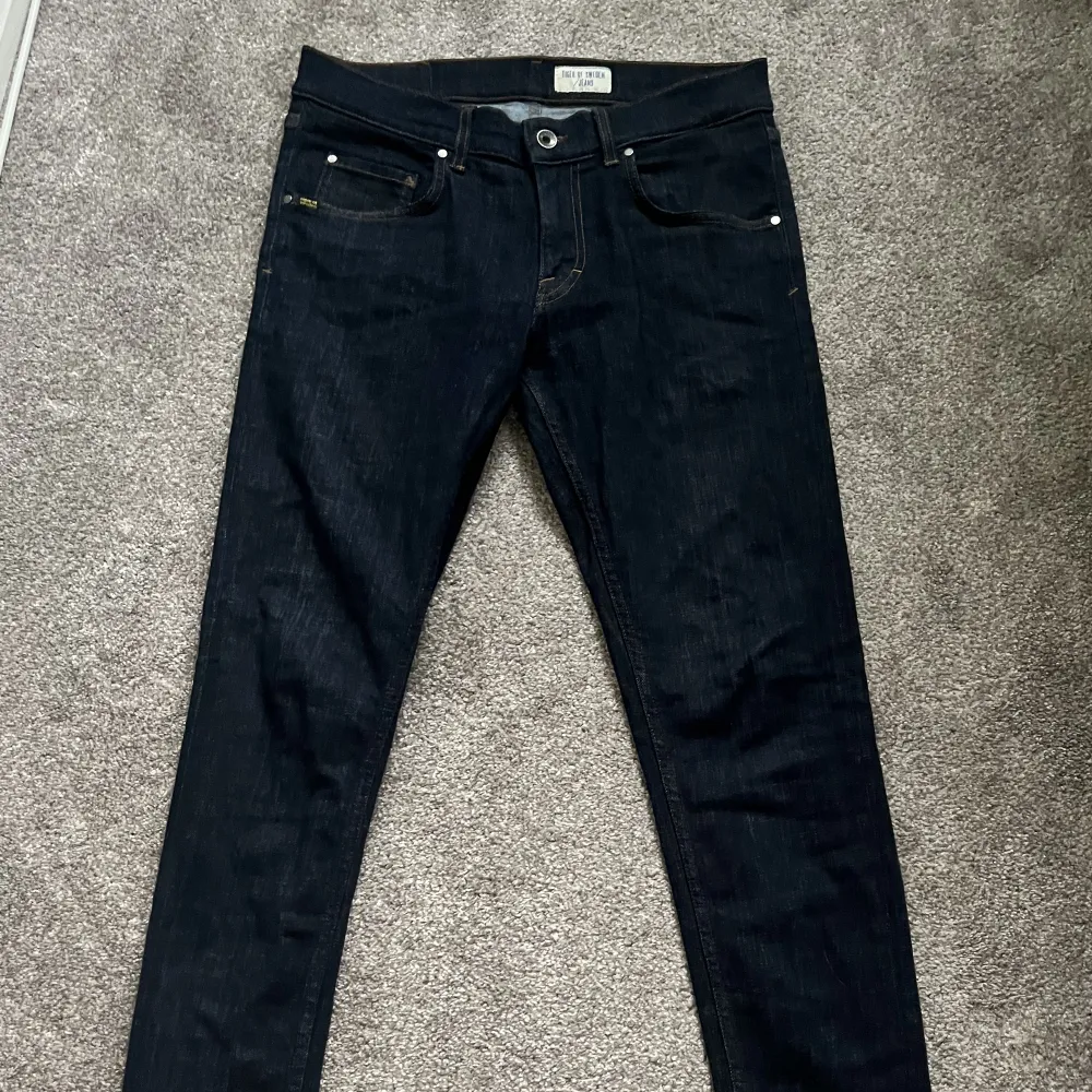 Fina jeans som bara har blivit använda ett fåtal gånger men tyvärr vuxit ur. . Jeans & Byxor.
