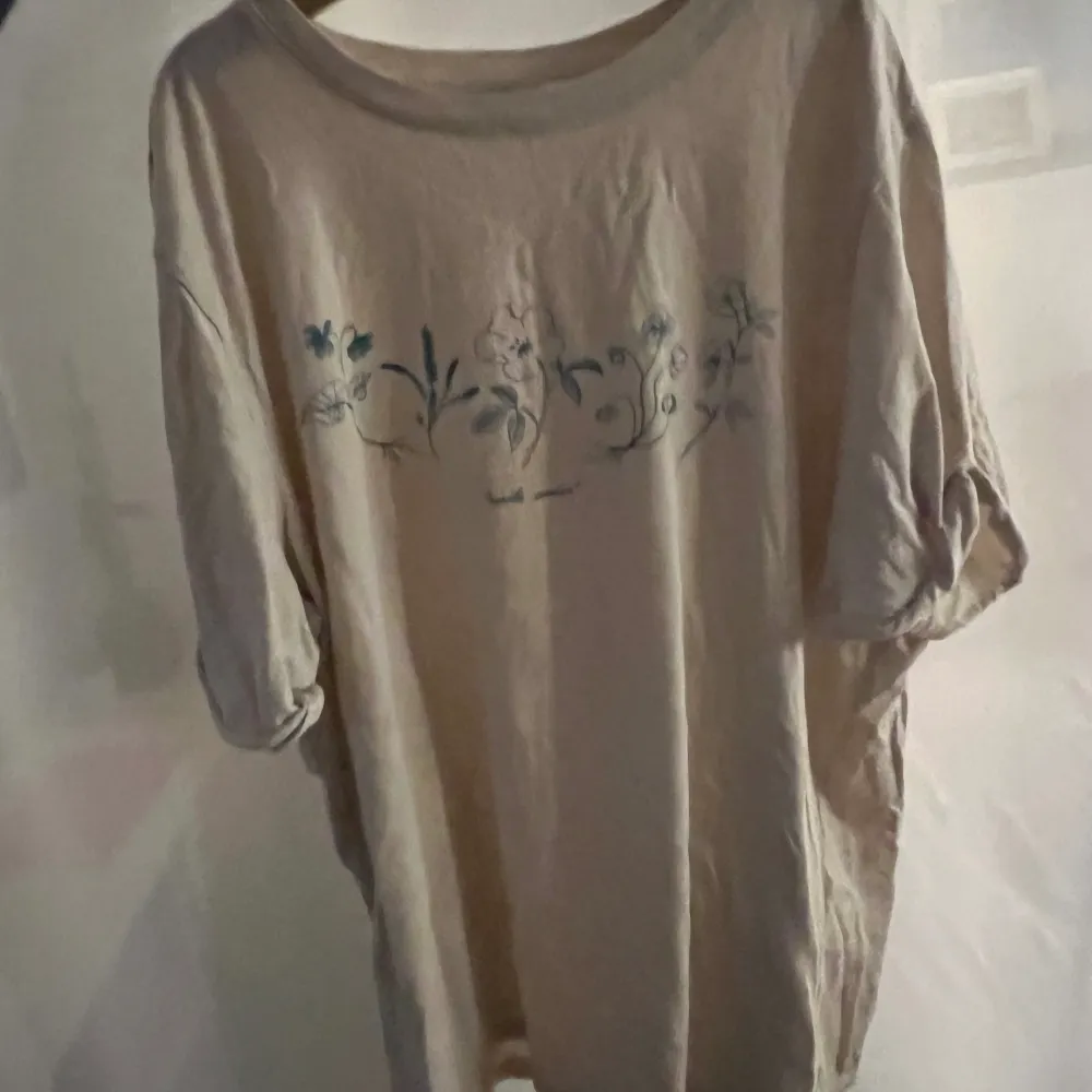 Svinmysig t shirt köpt på hm för 200🫶🏼 Fint material och bra kvalite för att vara hm, använd utan defekter🩷. T-shirts.