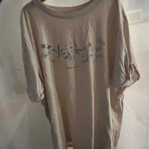 Svinmysig t shirt köpt på hm för 200🫶🏼 Fint material och bra kvalite för att vara hm, använd utan defekter🩷