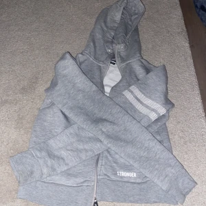 luvtröja - super skön luvtröja/kofta från stronger!  stl XS men passar XXS också🫶🏼jätte mysigt material inuti också 😊perfekt att ha på vardag eller när man tränar och vill ha med något varmt om man fryser! 🤍