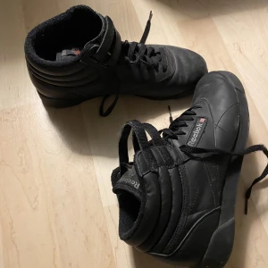 Reebok skor - Skor från Reebok i storlek 37,5. Väl använda men ändå hela. Köparen står för frakten, hör av er vid frågor! Pris går att diskutera