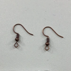 Örhängen  - Örhängen krokar i färgen koppar. Superfina och helt oanvända. (Vet ej om dom är nickelfria)💕 kontakta gärna mig vid köp.   Säljer i guld också ⭐️💗