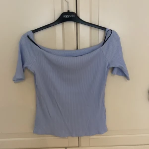 Blå tröja  - Helt ny och oanvönd! 