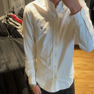Ralph lauren skjorta - Riktigt snygg skjorta, säljs pågrund av att den inte kommer till användning den är i riktigt bra skick, 9/10. Köptes på nk i Göteborg i somras Har ni några frågor osv är de bara att skriva!!