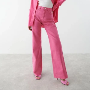 Rosa jeans från Gina - Jättefina idun straight jeans från Gina tricot. Säljer för att jag inte använder dem. Köparen står för frakten.