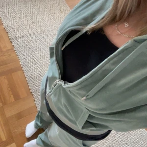 Juciy kofta  - Säljer min mina juciy kofta då den inte kommer till tillräckligt mycket användning. Den är i jätte bra skick, som ny. Inget är sönder eller liknande. Pris kan diskuteras privat. Skriv om du har mer frågor och vill ha mer bilder🥰