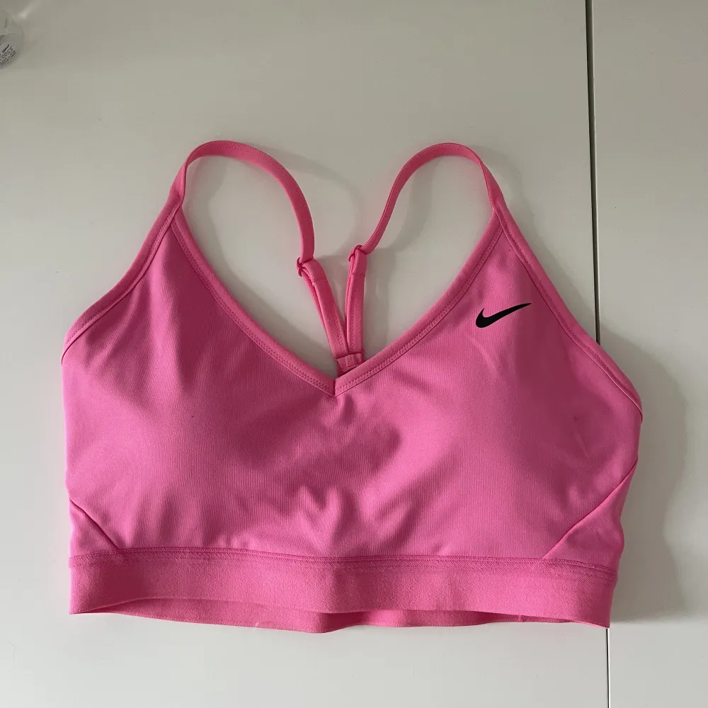 Väldigt fin rosa sport- bh från Nike - i nyskick, helt oanvänd!. Övrigt.