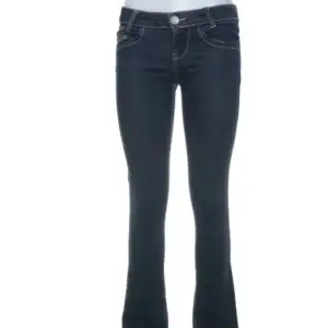 Mörkblå lågmidjade jeans. Köpte från sellpy men säljer därför jag inte får någon användning för dom. Passar dock bra i längden för mig som är runt 165. Inte använda. 