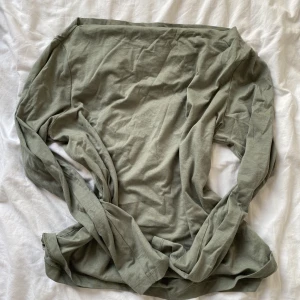 Grön snygg topp - Grön, inte off shoulder alltså utan rak bara 