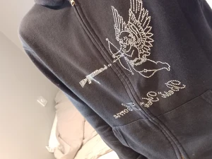 Best yet to come hoddie - Tja säljer min best yet to come zip hoddie det finns en skada som man dr på bild 3 hör av er vid fler frågor.
