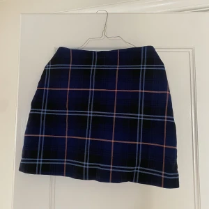 Mini kjol - Säljer denna superfina mini kjol från monki! Storlek 36. Den är använd men i bra skick. Säljer för 50 kr exkluderande frakt❤️