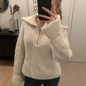 Vit stickad tröja - Mysig och varm och fluffig stickad tröja. Använd 1 gång!!💓