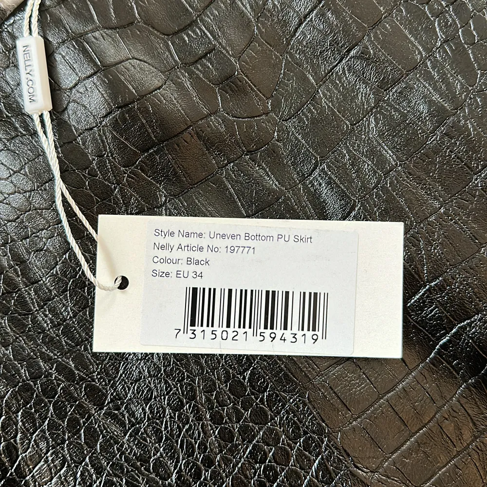 Säljer en nyinköpt och oanvänd fake-läder tjol med ormskinns imitation från Nelly.com i modellen:  Uneven Bottom PU Skirt. Kjolar.