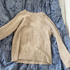 Stickad tröja - Stickad tröja, sparsamt använd i fint skick. Säljer då den inte används 