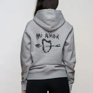 Säljer min sparsamt använda mi amor hoddie i strl S❤️ 