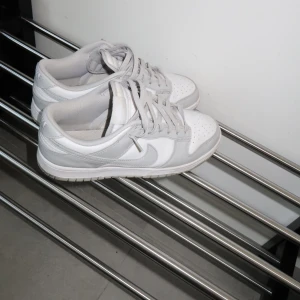 Nike Dunks  - Skick 8-9/10, använda ett par få tal gånger då dom ej passa, CREESE-SKYDD INGÅR!  PRIS KAN DISKUTERAS!!