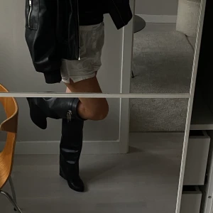 Stövletter - Stövletter, köpta här på plick!! Tyvärr inte kommit till användning, fortfarande i toppskick. Storlek 37❤️‍🔥