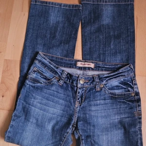 Lågmidjade utsvängda jeans - Säljer dessa suuuper snygga jeans som tyvärr är för små för mig. Super fint skick💕 Kom privat för mått🙌🏼 