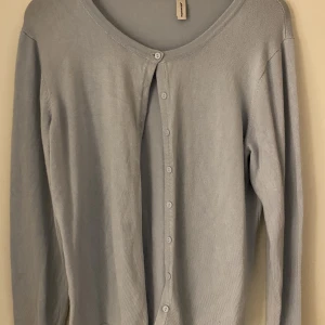 Ljusblå tröja med knappar - Blågrå ish. Knappar. Bra skick. Storleken är lite tveksam eftersom jag använde den och jag har XS-M. Vid mer info osv hör gärna av dig💗