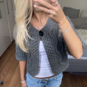 Trekvartsärmad kofta / bolero - Säljer denna gråa korta trekvartsärmade kofta/bolero. Har du någon fråga är det bara att höra av dig🫶🏻