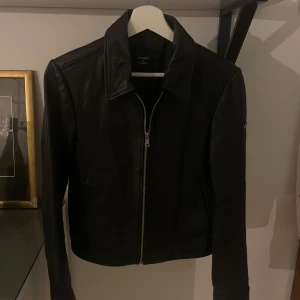 Skinnjacka  - En grymt fin skinnjacka helt oanvänd. Jackan är köpt från superdry. 🌷ca 2700 kr som ny. Passar S / XS. Beroende på hur man vill att den ska sitta 