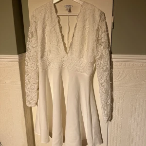 studentklänning - vita klänning till student eller annat.  använd en gång!